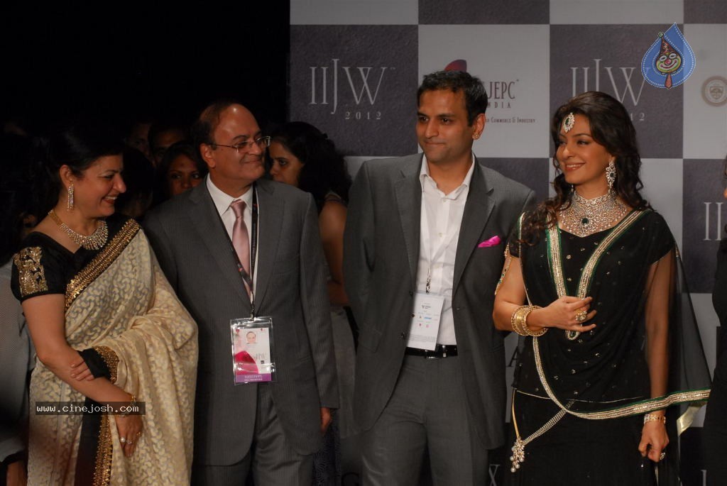 Bolly Celebs at IIJW 2012 Show - 153 / 247 photos