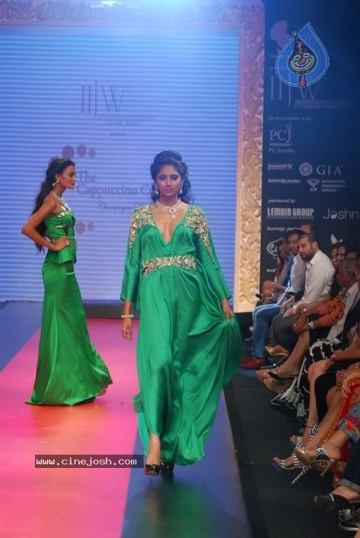 Bolly Celebs at IIJW 2012 Show - 160 / 247 photos