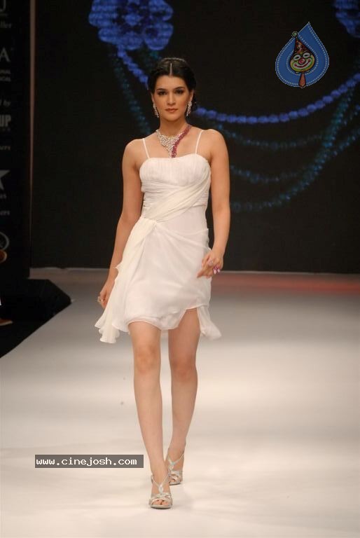 Bolly Celebs at IIJW 2012 Show - 164 / 247 photos