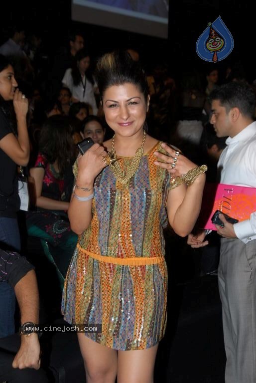 Bolly Celebs at IIJW 2012 Show - 167 / 247 photos