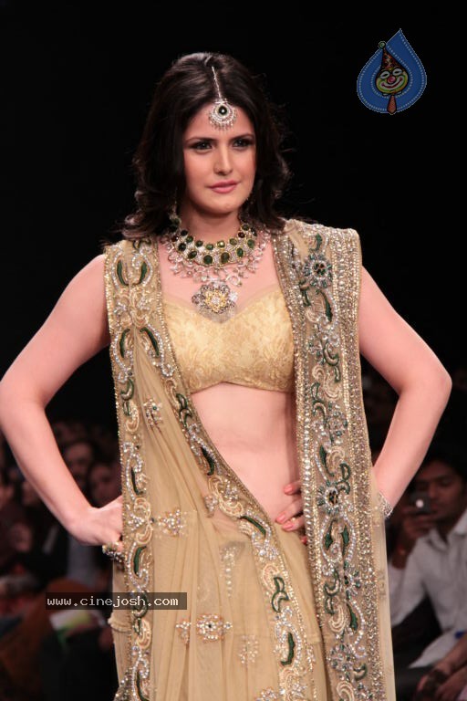 Bolly Celebs at IIJW 2012 Show - 168 / 247 photos