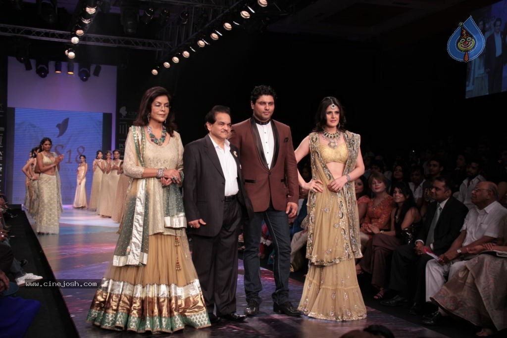 Bolly Celebs at IIJW 2012 Show - 170 / 247 photos