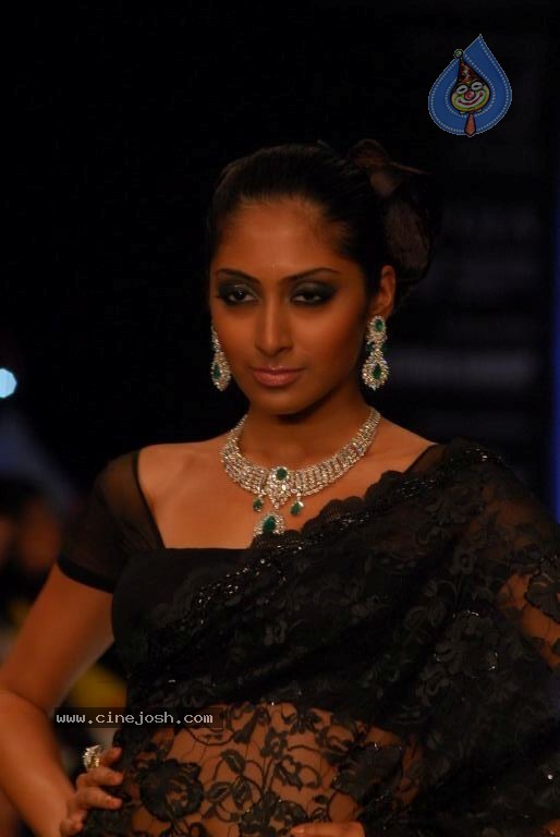 Bolly Celebs at IIJW 2012 Show - 176 / 247 photos