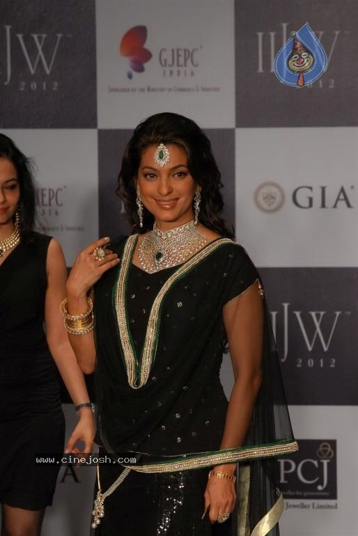 Bolly Celebs at IIJW 2012 Show - 177 / 247 photos