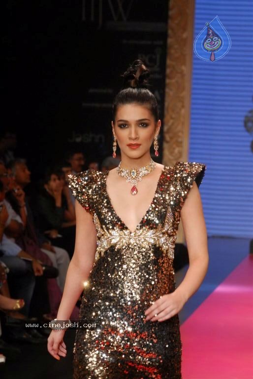 Bolly Celebs at IIJW 2012 Show - 180 / 247 photos