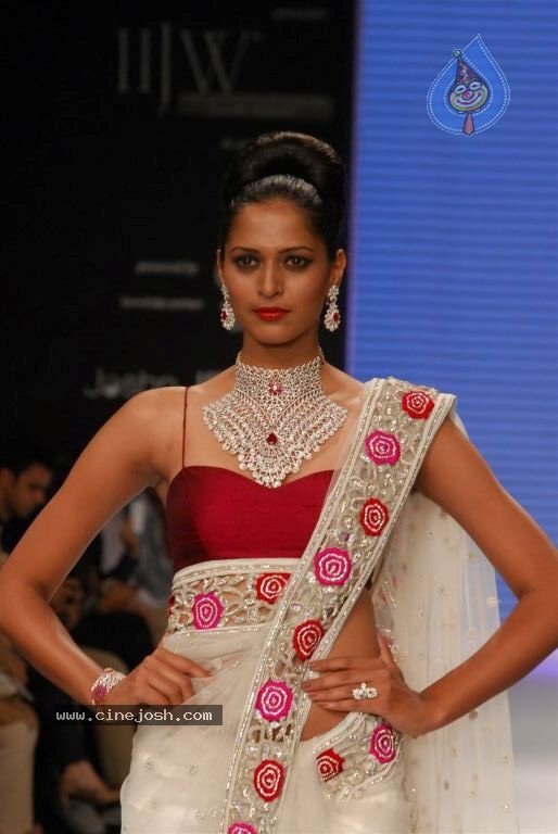 Bolly Celebs at IIJW 2012 Show - 182 / 247 photos