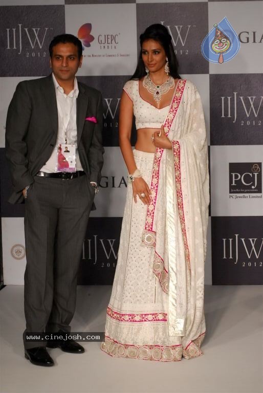 Bolly Celebs at IIJW 2012 Show - 183 / 247 photos