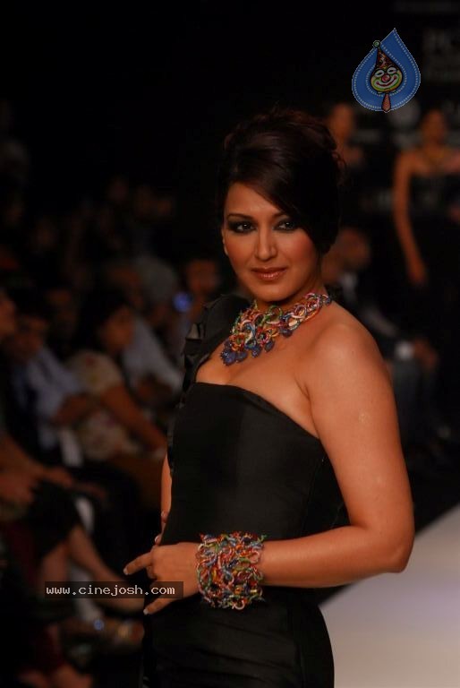 Bolly Celebs at IIJW 2012 Show - 184 / 247 photos
