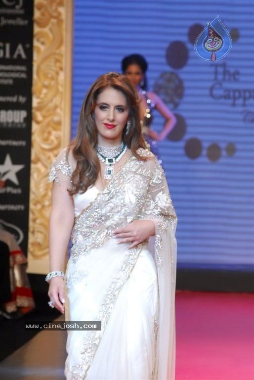 Bolly Celebs at IIJW 2012 Show - 185 / 247 photos
