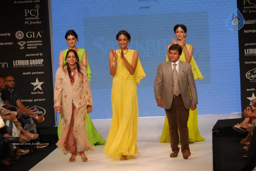 Bolly Celebs at IIJW 2012 Show - 187 / 247 photos