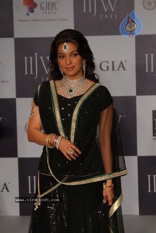 Bolly Celebs at IIJW 2012 Show - 188 / 247 photos