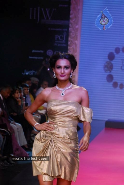 Bolly Celebs at IIJW 2012 Show - 196 / 247 photos