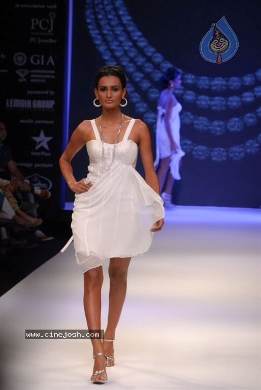 Bolly Celebs at IIJW 2012 Show - 198 / 247 photos