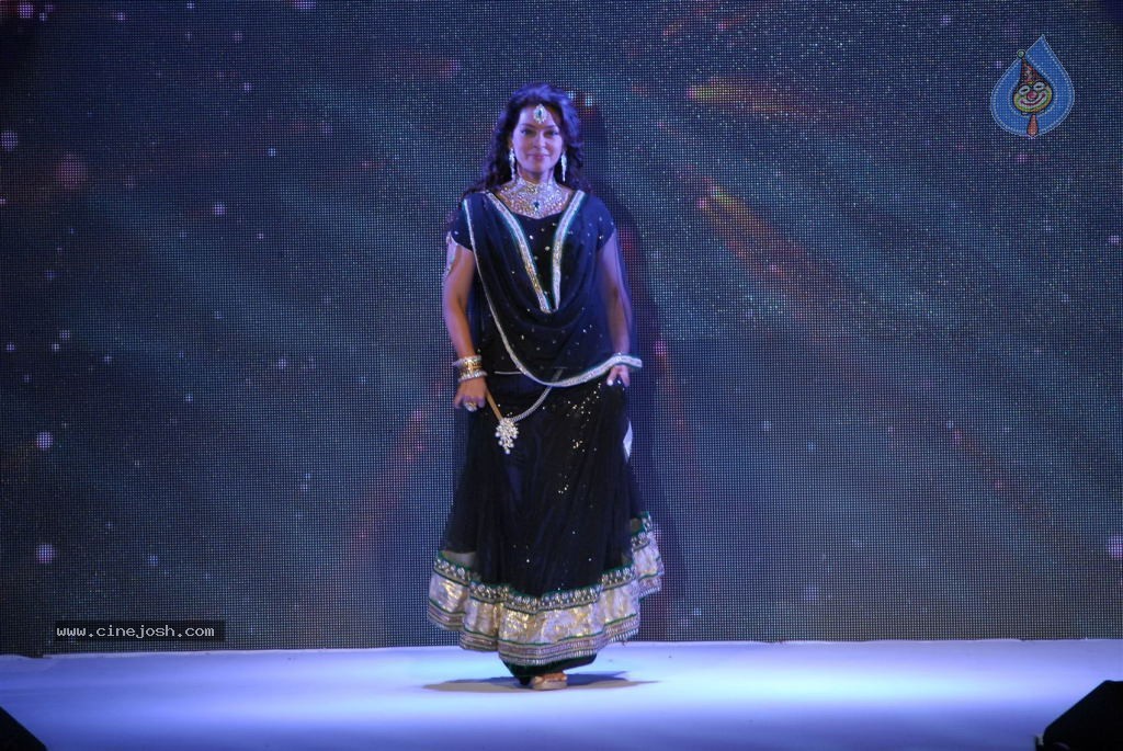 Bolly Celebs at IIJW 2012 Show - 202 / 247 photos