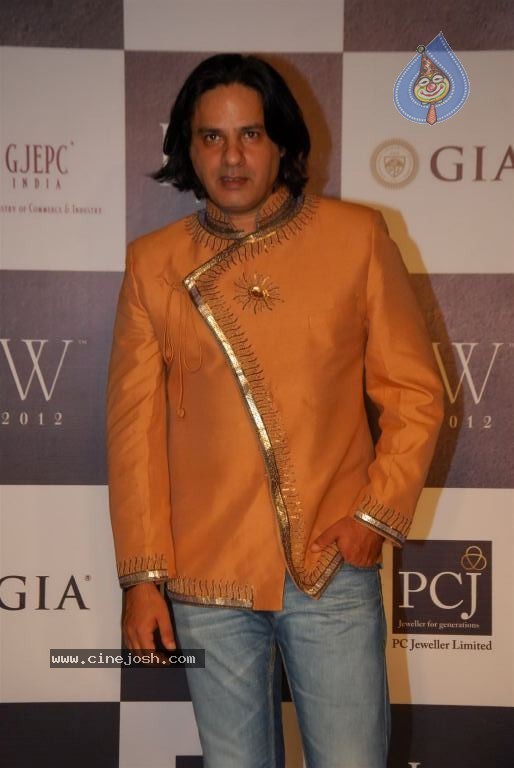Bolly Celebs at IIJW 2012 Show - 203 / 247 photos