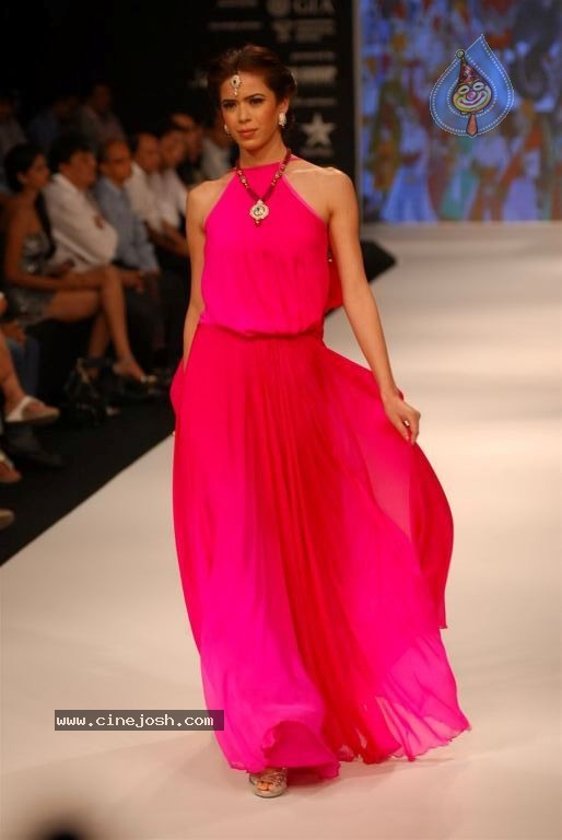 Bolly Celebs at IIJW 2012 Show - 207 / 247 photos