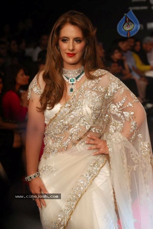 Bolly Celebs at IIJW 2012 Show - 210 / 247 photos