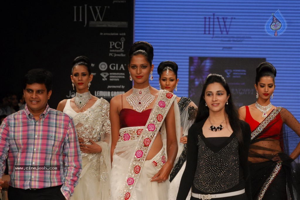 Bolly Celebs at IIJW 2012 Show - 229 / 247 photos