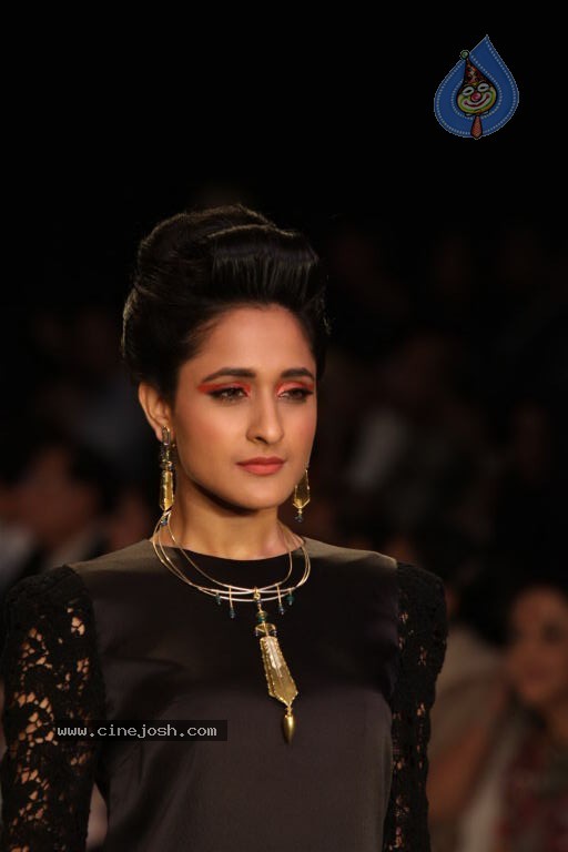 Bolly Celebs at IIJW 2012 Show - 233 / 247 photos