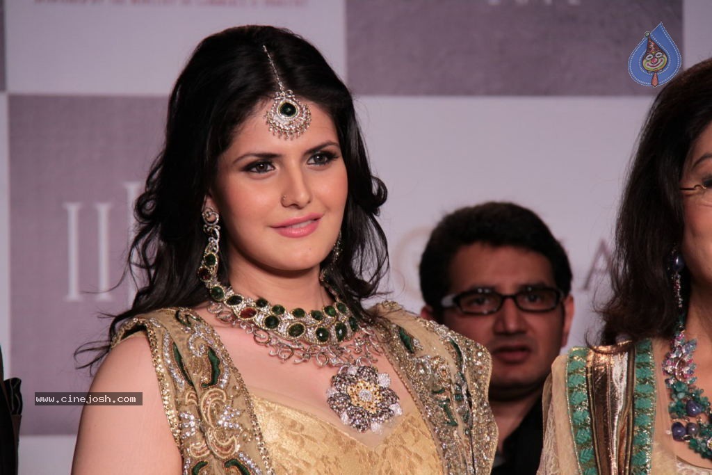 Bolly Celebs at IIJW 2012 Show - 236 / 247 photos
