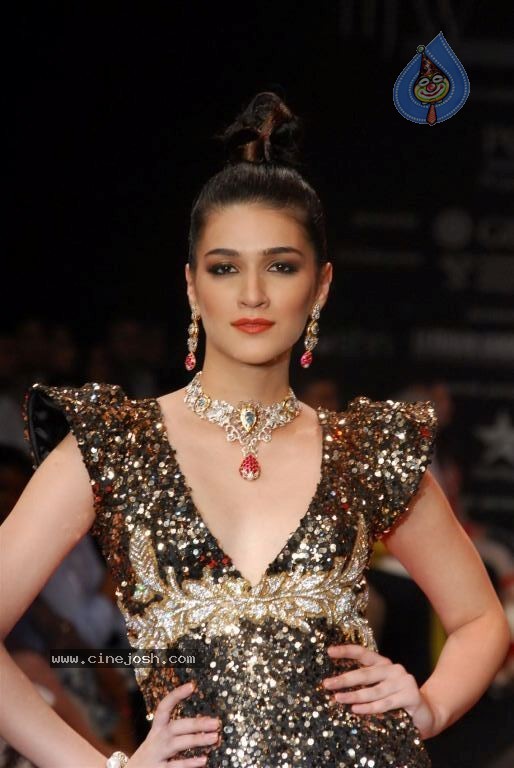 Bolly Celebs at IIJW 2012 Show - 240 / 247 photos