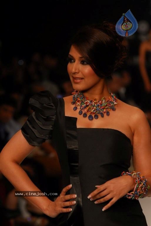 Bolly Celebs at IIJW 2012 Show - 241 / 247 photos