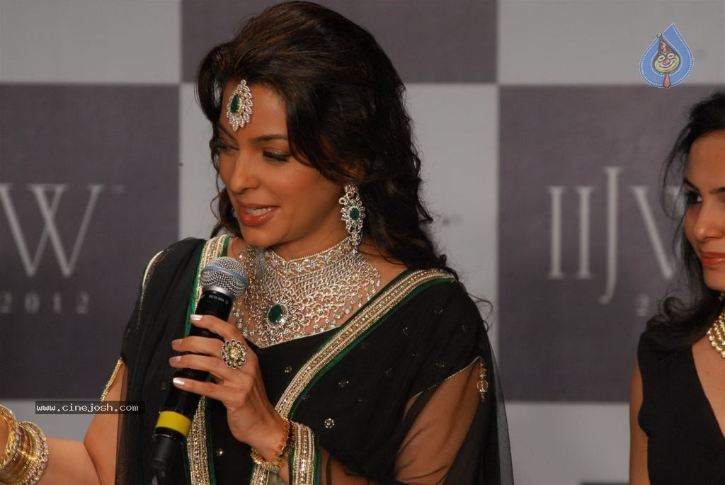 Bolly Celebs at IIJW 2012 Show - 243 / 247 photos