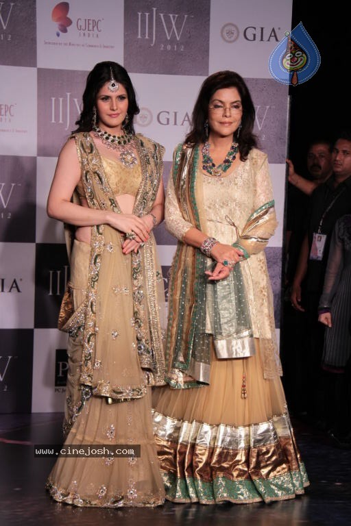 Bolly Celebs at IIJW 2012 Show - 245 / 247 photos