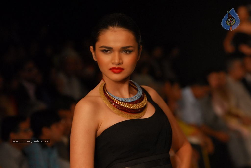 Bolly Celebs at IIJW 2012 Show - 246 / 247 photos