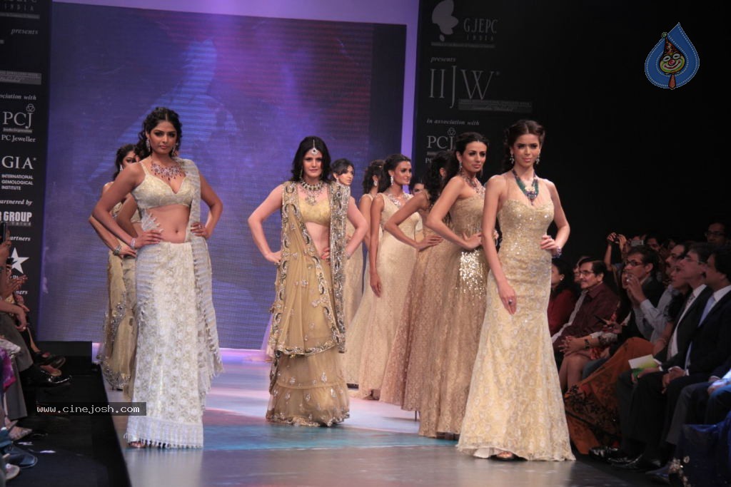 Bolly Celebs at IIJW 2012 Show - 247 / 247 photos
