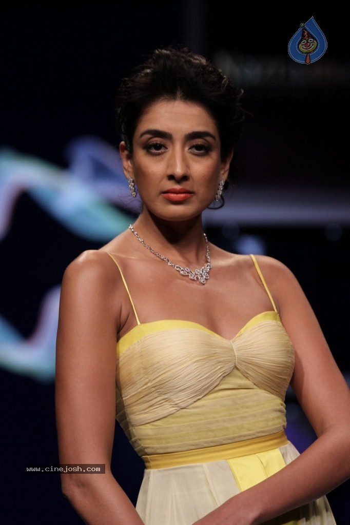Bolly Celebs at IIJW Delhi 2013 Event - 9 / 54 photos