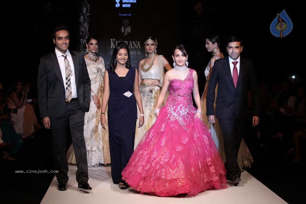 Bolly Celebs at IIJW Delhi 2013 Event - 14 / 54 photos
