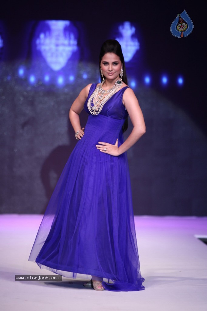 Bolly Celebs at IIJW Delhi 2013 Event - 30 / 54 photos