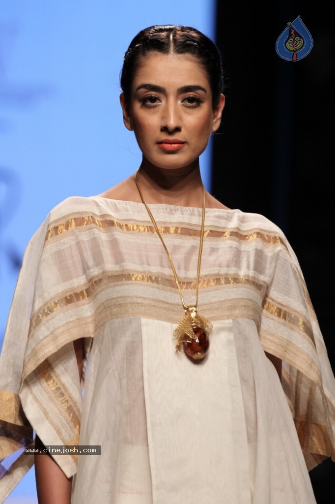 Bolly Celebs at IIJW Delhi 2013 Event - 34 / 54 photos
