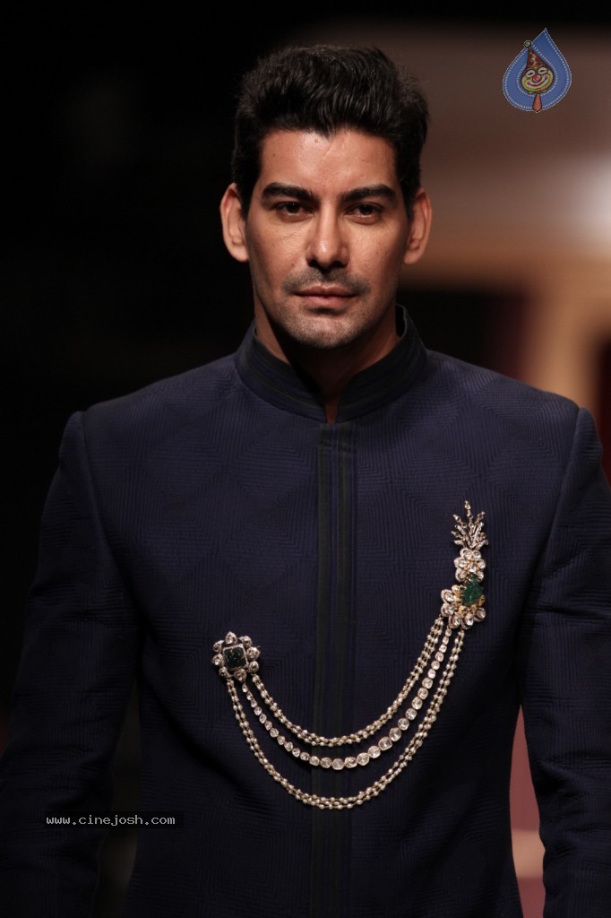 Bolly Celebs at IIJW Delhi 2013 Event - 51 / 54 photos