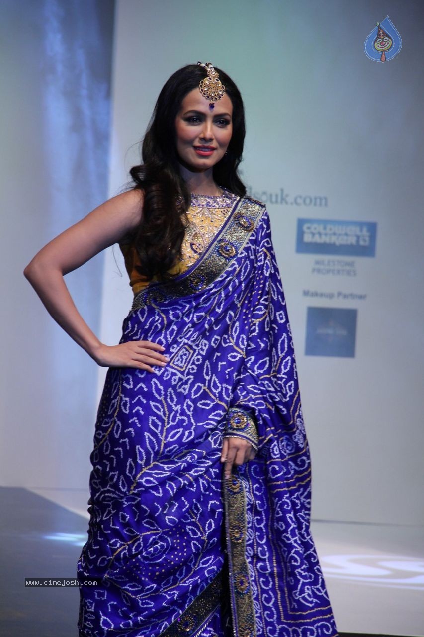 Bolly Celebs at INIFD Fashion Show - 57 / 96 photos