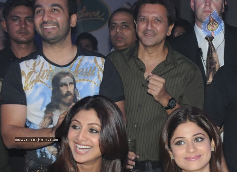 Bolly Celebs at IPL Nite Party - 22 / 61 photos