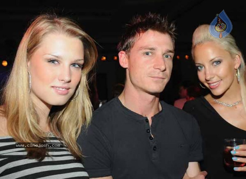 Bolly Celebs at IPL Nite Party - 28 / 61 photos