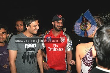 Bolly Celebs at IPL Nite Party - 52 / 61 photos