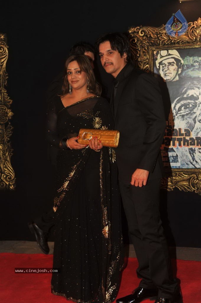 Bolly Celebs at JAB TAK HAI JAAN Premiere - 32 / 190 photos