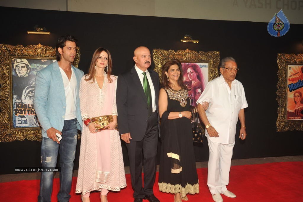 Bolly Celebs at JAB TAK HAI JAAN Premiere - 42 / 190 photos