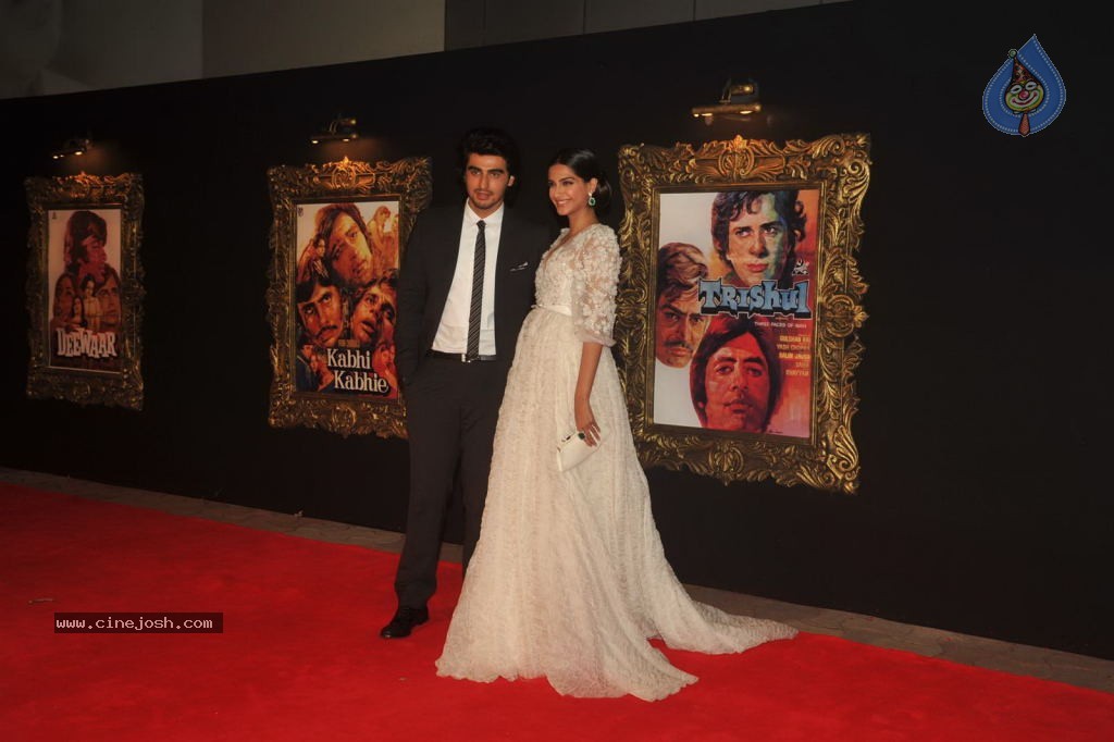 Bolly Celebs at JAB TAK HAI JAAN Premiere - 45 / 190 photos