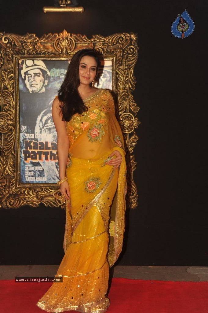 Bolly Celebs at JAB TAK HAI JAAN Premiere - 51 / 190 photos