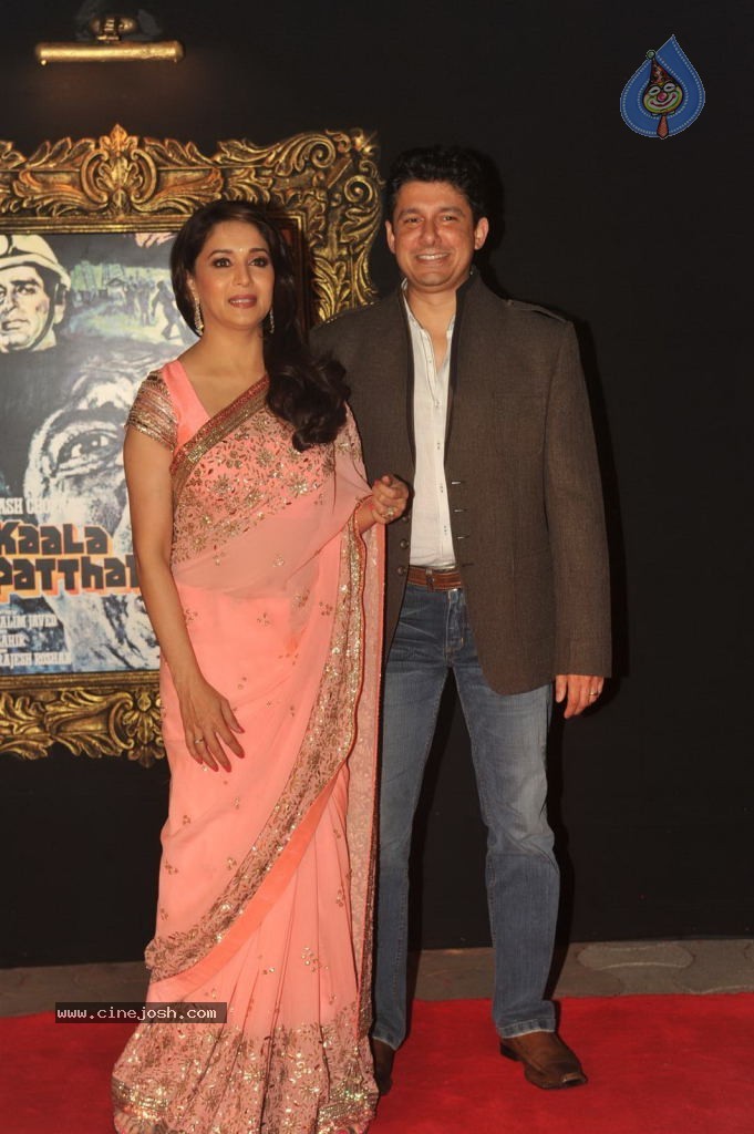 Bolly Celebs at JAB TAK HAI JAAN Premiere - 64 / 190 photos