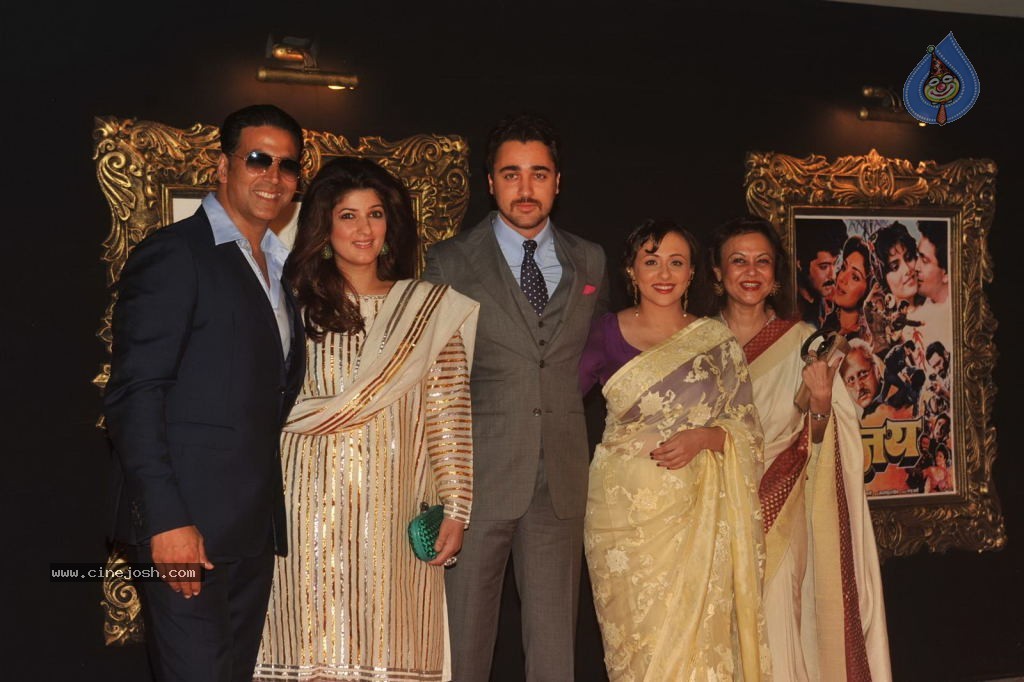 Bolly Celebs at JAB TAK HAI JAAN Premiere - 86 / 190 photos