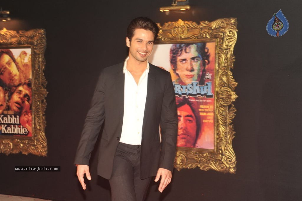 Bolly Celebs at JAB TAK HAI JAAN Premiere - 96 / 190 photos
