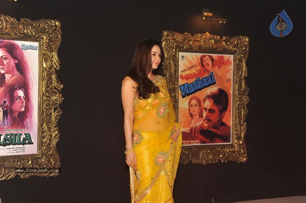 Bolly Celebs at JAB TAK HAI JAAN Premiere - 103 / 190 photos