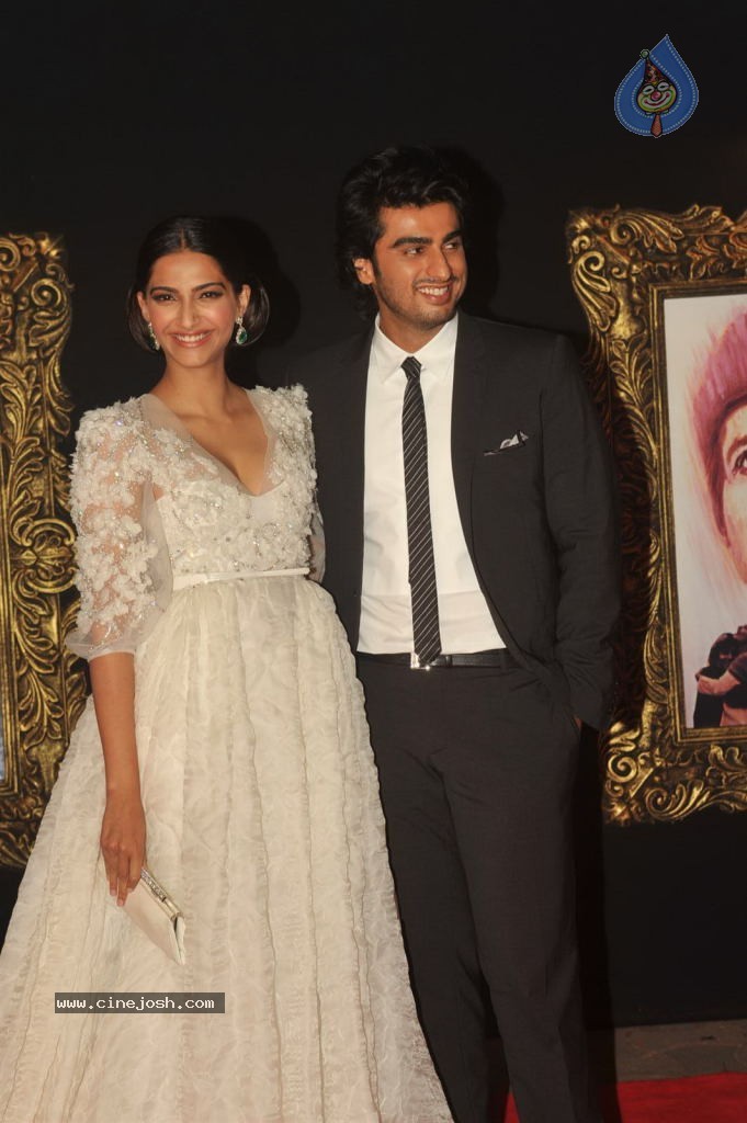 Bolly Celebs at JAB TAK HAI JAAN Premiere - 107 / 190 photos