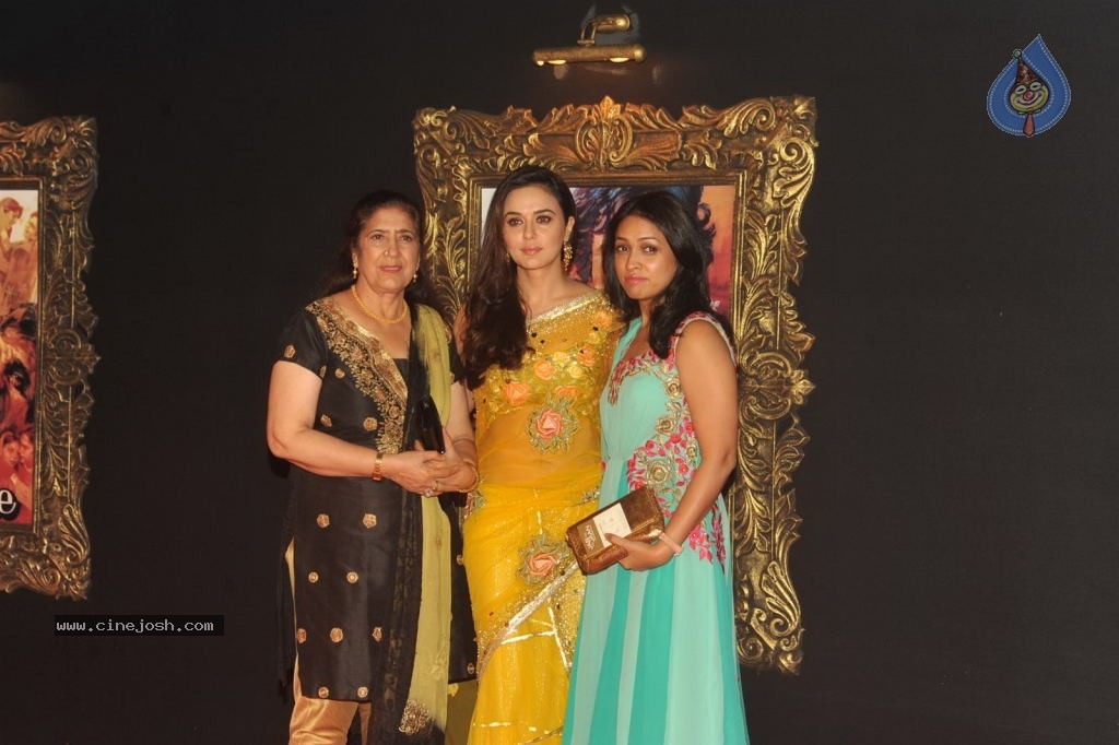 Bolly Celebs at JAB TAK HAI JAAN Premiere - 111 / 190 photos