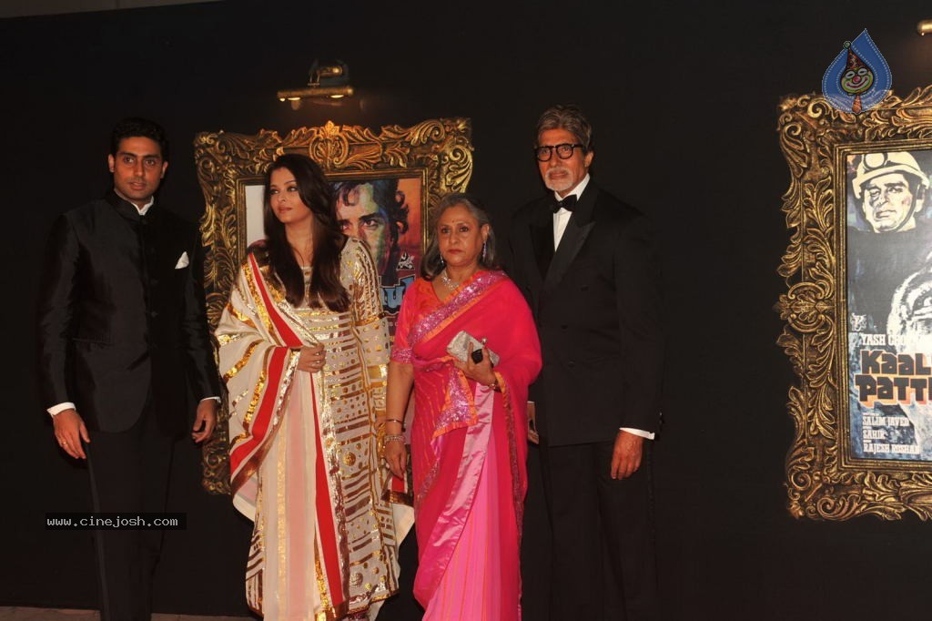 Bolly Celebs at JAB TAK HAI JAAN Premiere - 126 / 190 photos